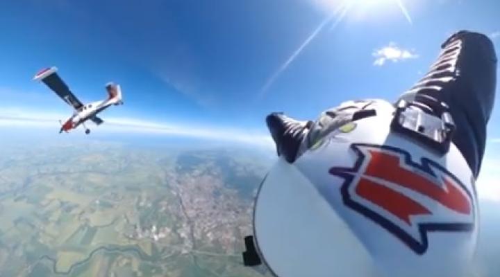 Skoczek Wingsuit we wspólnym locie z samolotem, fot. youtube