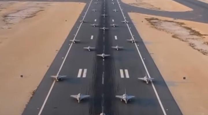 „Elephant Walk” w wykonaniu Sił Powietrznych Kataru, fot. youtube