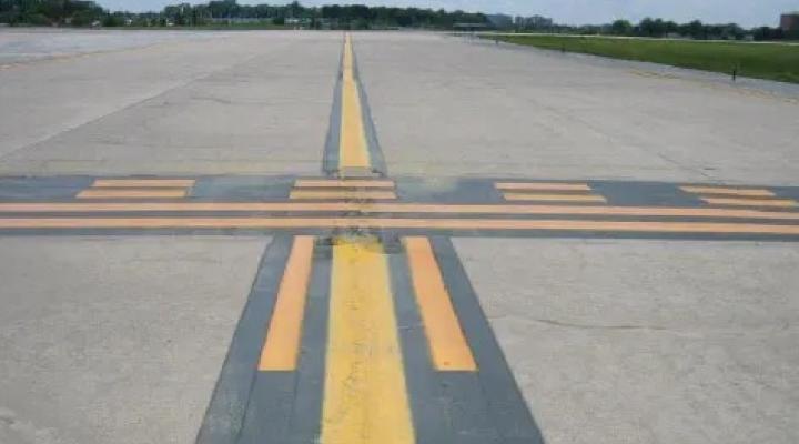 Oznaczenia poziome dróg kołowania, fot. Flight Literacy