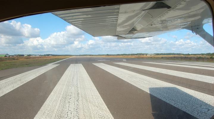 Samolot szkoleniowy na pasie startowym, fot. avweb