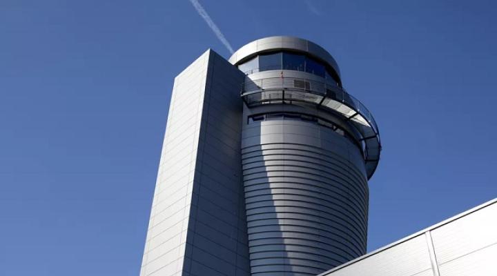 Wieża kontroli lotniska, fot. pansa.pl