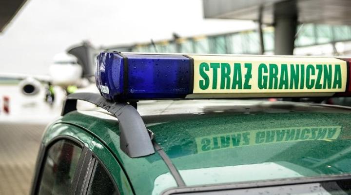 Straż Graniczna - samochód na lotnisku (fot. nadwislanski.strazgraniczna.pl)