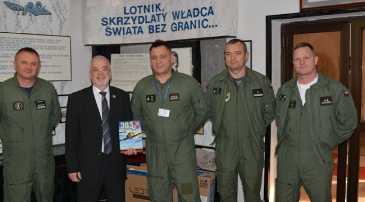 Spotkanie autorskie w 23 Bazie Lotnictwa Taktycznego (fot. st.chor. Dariusz Sitkowski)