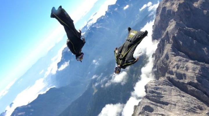 Freestyle w kombinezonach wingsuit (fot. Supersize Films)