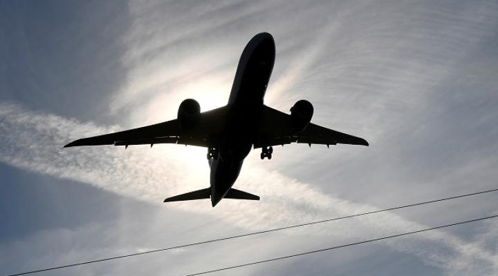 Samolot pasażerski podcza podejścia do lądowania, fot. World Economic Forum