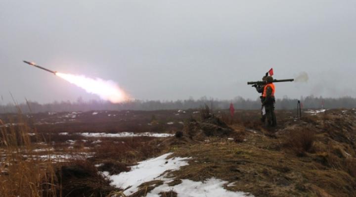 Przeciwlotniczy ogień spadochroniarzy (fot. Marcin Krzystoń)