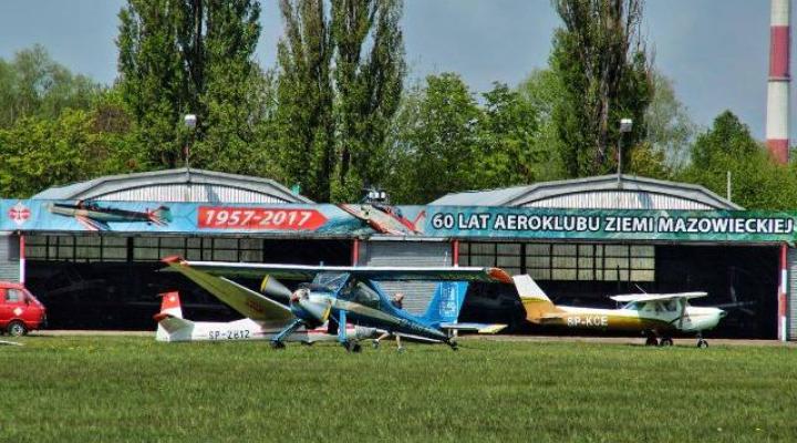 Aeroklub Ziemi Mazowieckiej – samoloty i szybowiec przed hangarem (fot. J.Szablewski/AZM Płock)