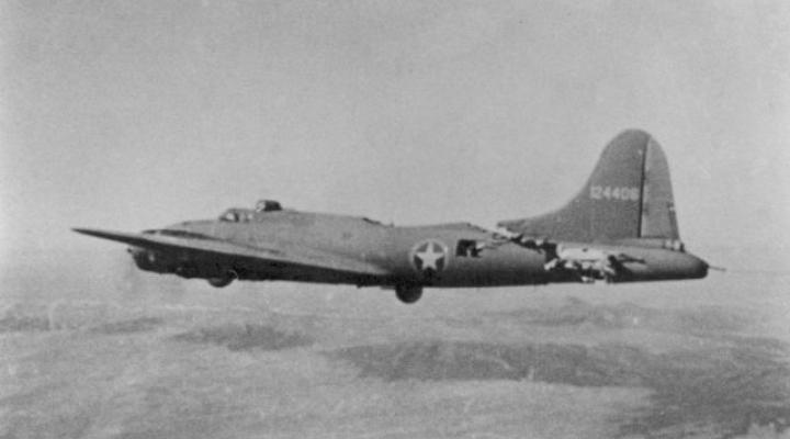 B-17 wracający z uszkodzeniami z wyprawy bombowej