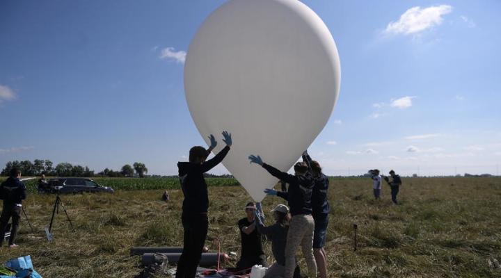 dron z balonem stratosferycznym wzniósł się na 20,5 km, fot. PAP
