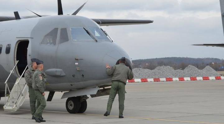 Pożegnanie pilotów z 8. BLTr (fot. pt. M.Nojek/sierż. S.Bergel)