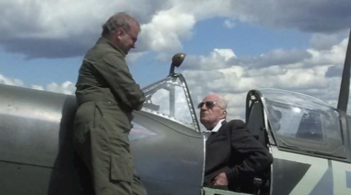 Jerzy Główczewski z Jackiem Mainką przy samolocie Spitfire, fot. Jacek Mainka
