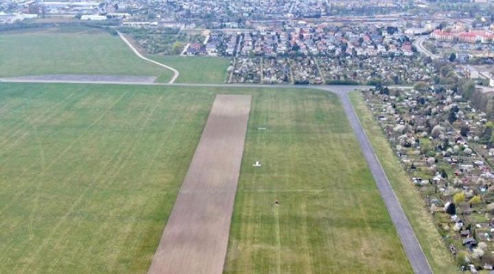 Odnowiona nawierzchnia pasa trawiastego na lotnisku Aeroklubu Gdańskiego