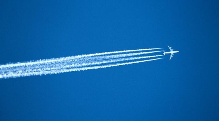 Samolot na wysokości przelotowej, fot. climatechangenews