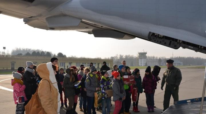 Z krakowskiego lotniska wylecą świąteczne kartki do Afganistanu