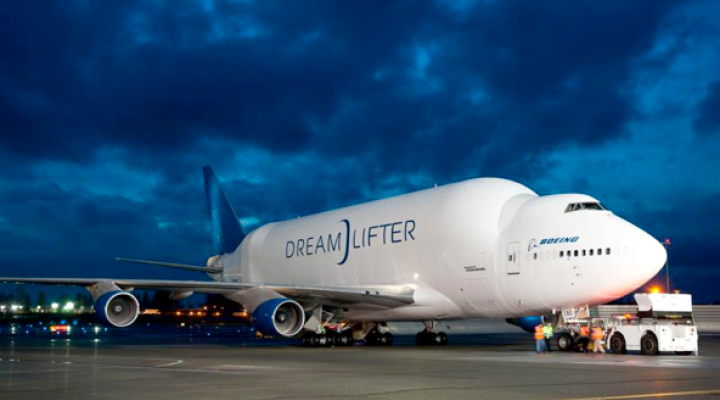 Dreamlifter (zmodyfikowana wersja Jumbo Jeta przeznaczona do transportu części Boeingów 787)
