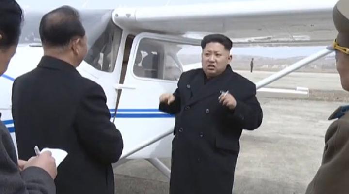 Kim Dzong Un przed samolotem północnokoreańskiej produkcji