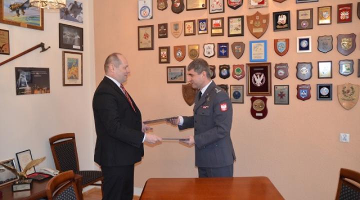 Podpisanie porozumienia w 8. Bazie Lotnictwa Transportowego (fot. kpt. M.Nojek)