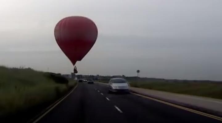 Niski przelot balonu nad drogą w Southpark w Anglii