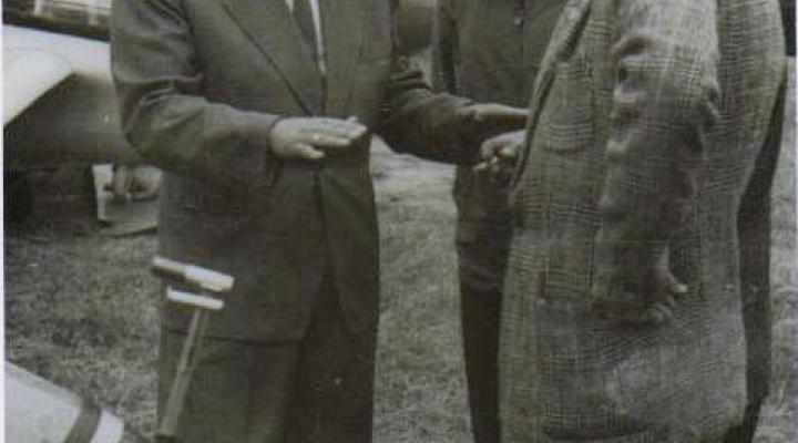 Pil. inż. Zdzisław Żok drugi od lewej (fot. z kroniki Aeroklubu Mieleckiego)