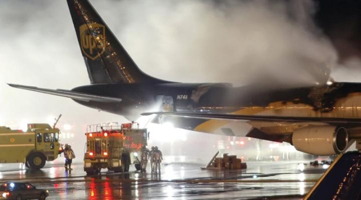 Pożar samolotu wywołany przez ładunek przewożonych baterii