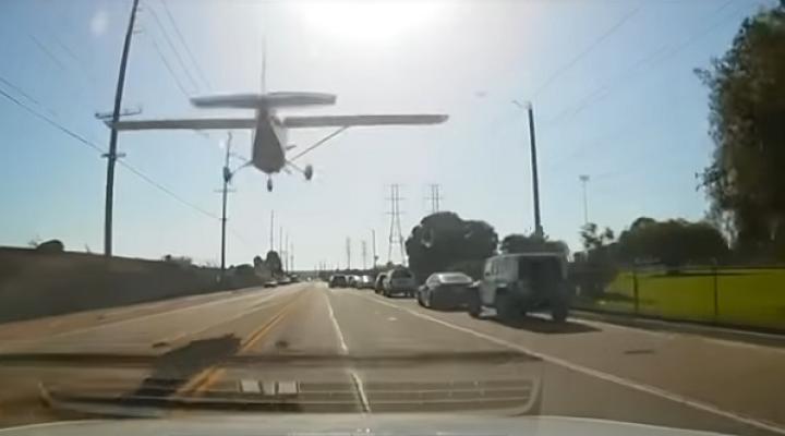 Mały samolot lądował na drodze w Los Angeles
