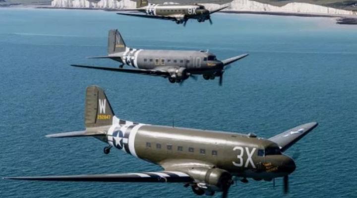 Formacja samolotów C-47 Skytrain, fot. thesun.com