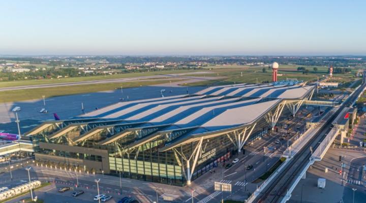 Port Lotniczy Gdańsk - widok z góry na terminal i radar (fot. airport.gdansk.pl)