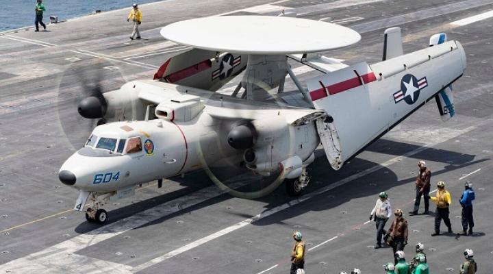 E-2D Advanced Hawkeye na pokłądzie lotniskowca, fot. navytimes