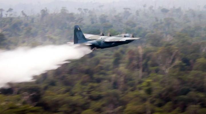 Brazylisjki C-130 podczas zrzutu wody w Amazonii, fot. youtube