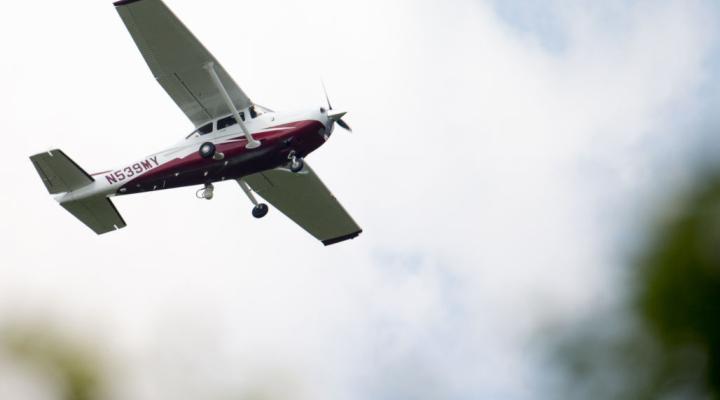 Cessna 172 w niskim przelocie, fot. St.Louis Post Dispatch