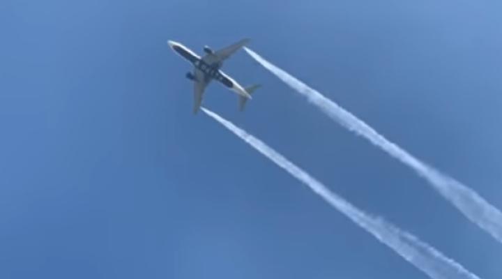 B772 Delta Airlines zrzucający paliwo nad Los Angeles, fot. youtube