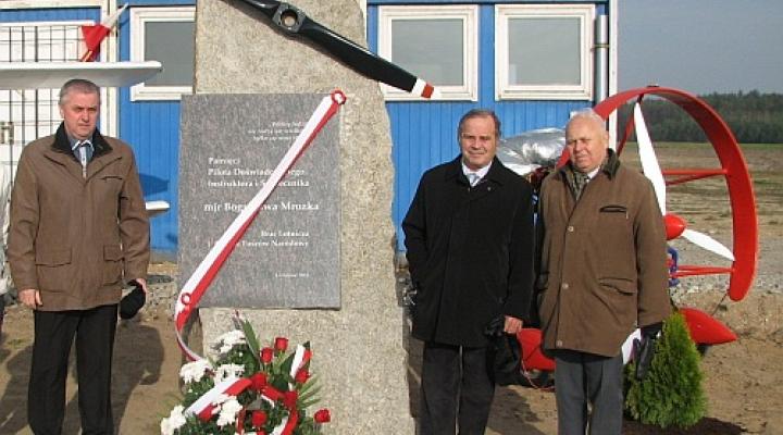 Odsłonięcie obelisku pilota Bogusława "Bodka" Mrozka w Tuszowie Narodowym (fot. Zbigniew Wicherski)