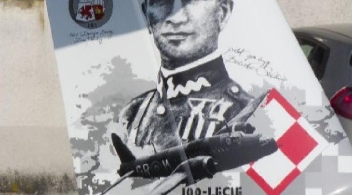 Grafika na samolocie MP-02 Czajka w rocznicę urodzin pilota gen. bryg. Bolesława Stachonia (fot. Bartek Kolanko)