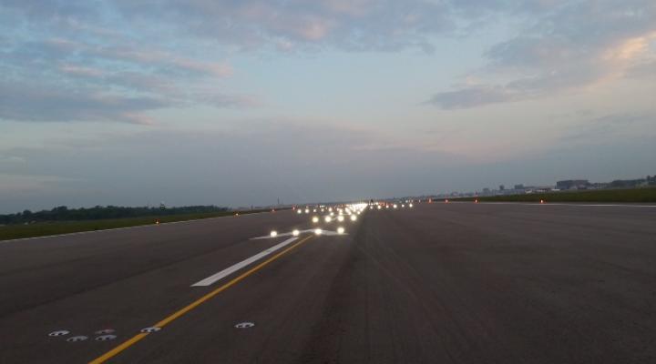 Nowoczesne oświetlenie nawigacyjne na Lotnisku Chopina (fot. Lotnisko Chopina)