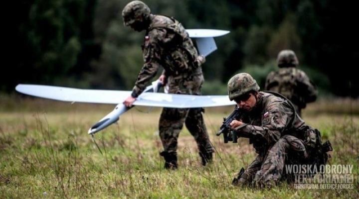 Żołnierze wojsk obrony terytorialnej z dronem FlyEye podczas ćwiczeń (fot. DWOT)