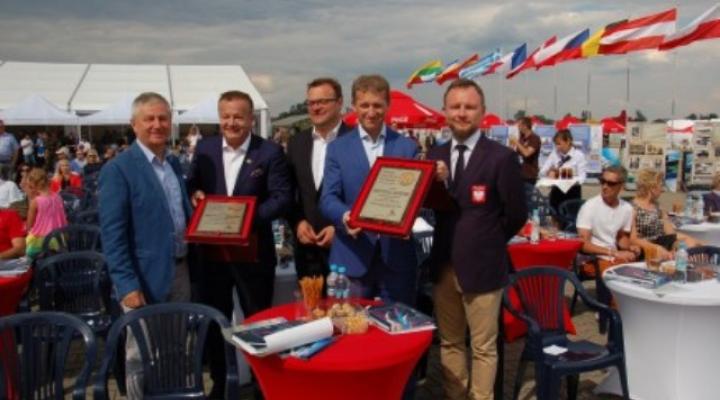 Wręczenie Złotych Medali Aeroklubu Polskiego na Air Show (fot. aeroklub-polski.pl)