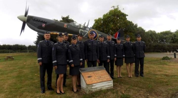 Grupy podchorążych wraz z opiekunem na tle Spitfire’a mkIX w malowaniu 316 Dywizjonu Myśliwskiego Warszawskiego (fot. WSOSP)