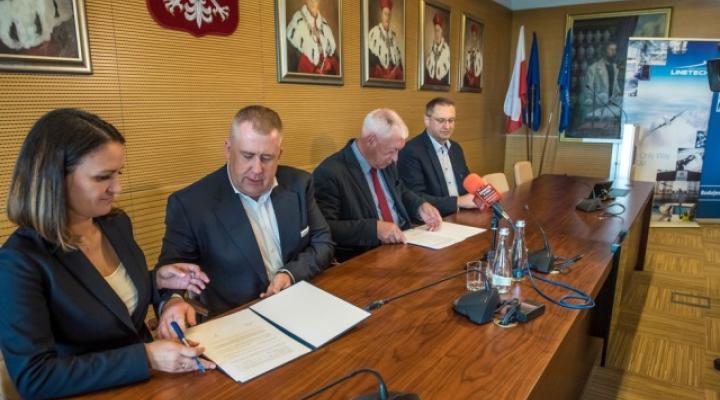 Podpisanie umowy o współpracy Politechniki Rzeszowskiej i LINETECH Aircraft Maintenance (fot. Beata Motyka)