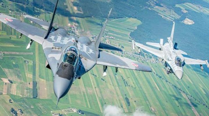 Samoloty F-16 i MiG-29 (fot. plut. Patryk Cieliński)