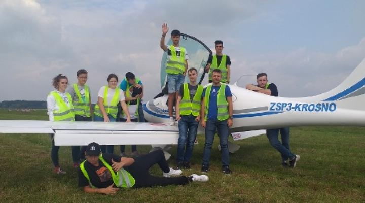Uczniowie Mechanika w Krośnie rozpoczęli szkolenia lotnicze (fot. UM Krosno)