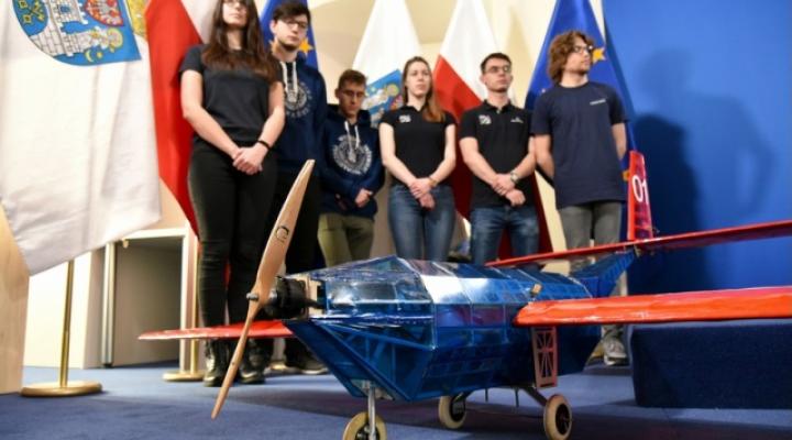 Studenci Politechniki Poznańskiej prezentują samolot startujący w klasie Regular (fot. UM Poznań)
