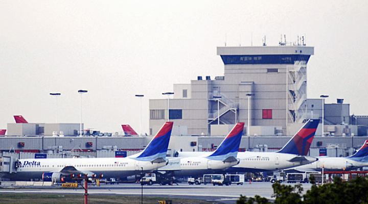 Samoloty linii Delta na lotnisku w Atlancie
