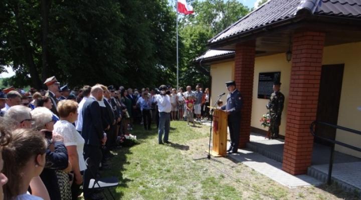 uroczystość odsłonięcia tablicy pamięci pułkownika pilota Franciszka Kornickiego (fot. mircze.pl)