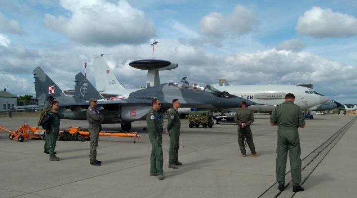 23.BLT z samolotem MiG-29UBM na jubileuszu NATO E-3A AWACS Component (fot. 23blt.wp.mil.pl)