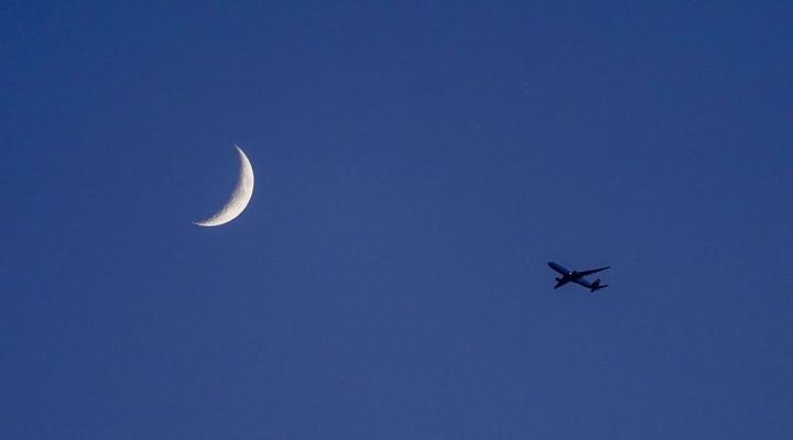 Samolot na tle księżyca, fot. źródło: rp.pl