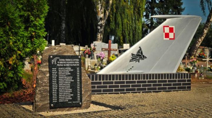 Odsłonięcie tablicy poświęconej pamięci pilotów 62. plm (fot. kpt. Krzysztof Nanuś)