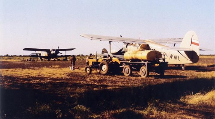An-2 podczas tankowania chemikaliów. fot. źródło: Lesław Karst