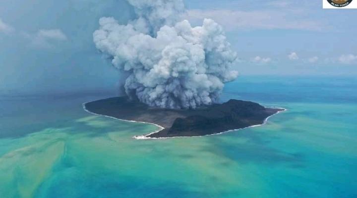 Erupcja wulkanu na Pacyfiku, fot. BNO News