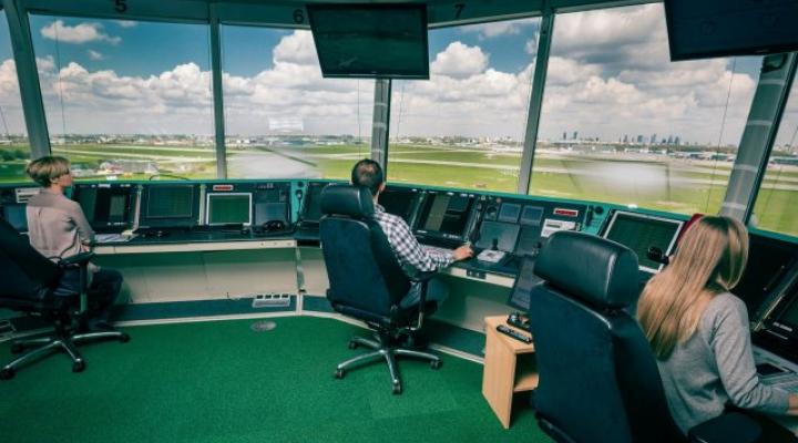 Służba kontroli lotniska (TWR) (fot. PAŻP)