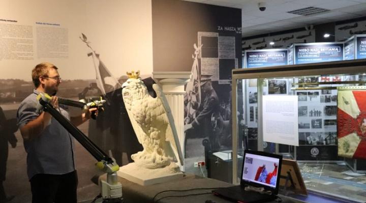 Skanowanie 3D rzeźby Orła Narodowego z Blackpool, fot. Muzeum Sił Powietrznych